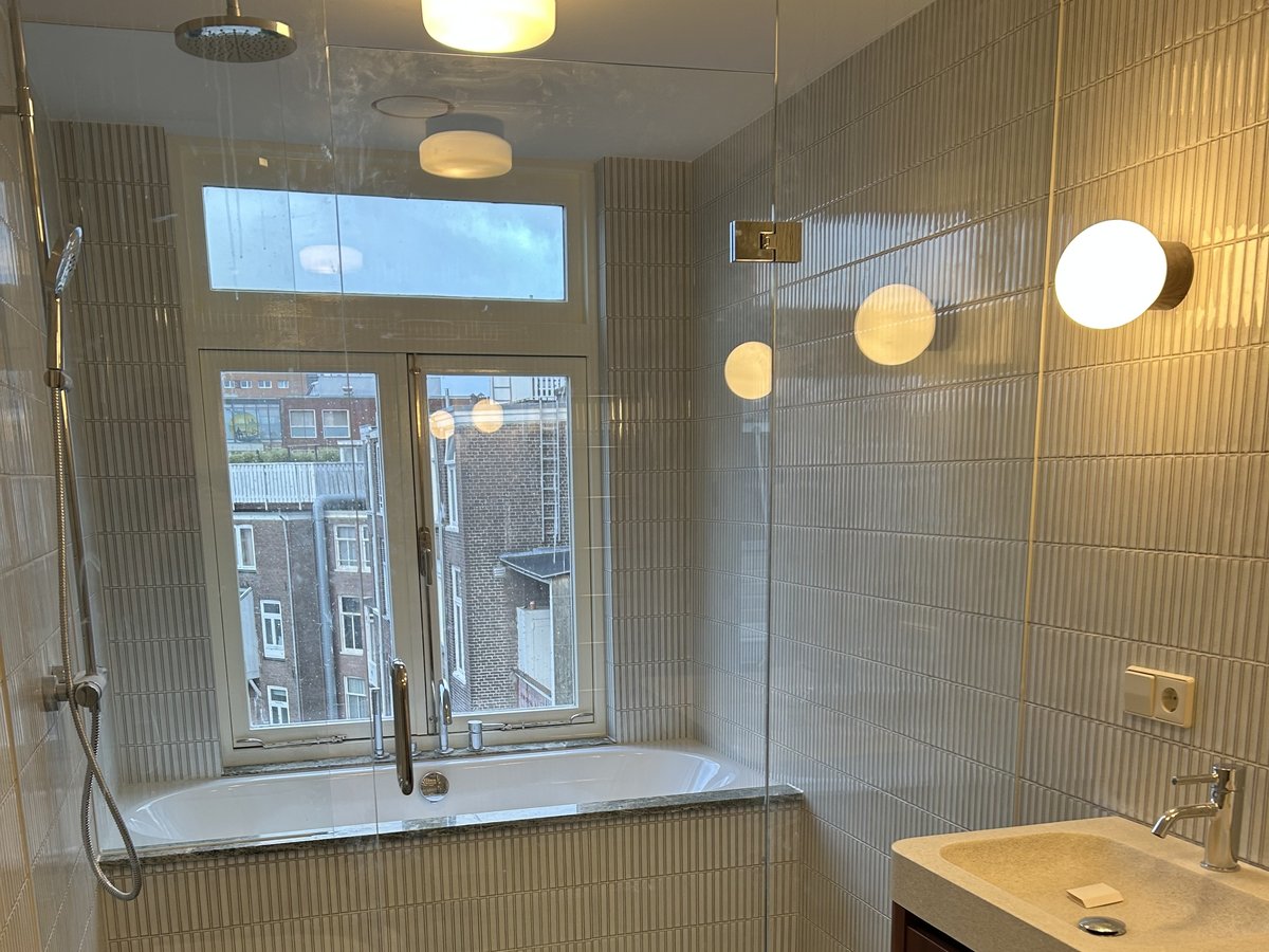 Verlichting en afmontage in de badkamer