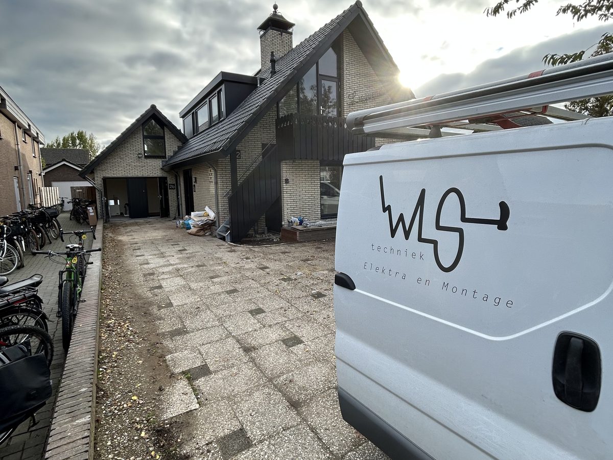 Bedrijfsbus van WLS Techniek voor een woning waar de installatie wordt vernieuwd